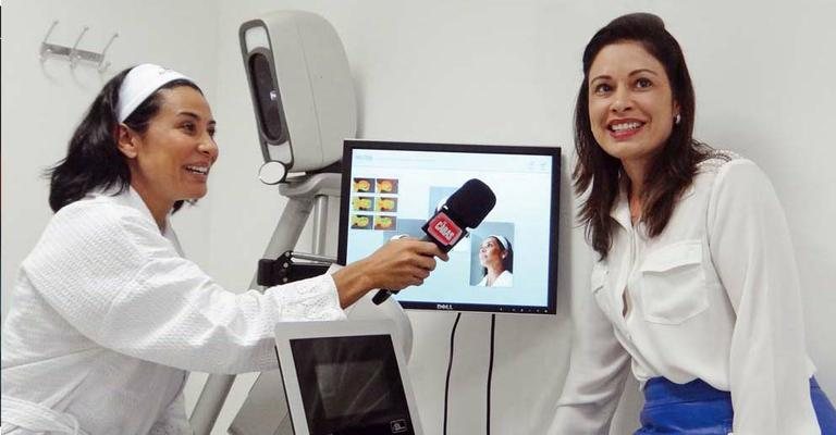 Scheila Carvalho visita clínica de estética e tem dia de repórter da TV CARAS ao entrevistar a dermatologista
Kátia Volpe, na capital paulista. - -