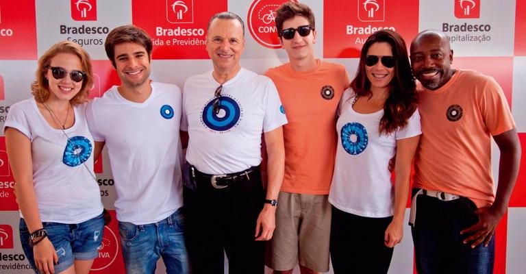 Os atores Marcella Rica e Felipe Lima, da trama global das 7, Sangue Bom, participam de corrida contra o câncer de mama promovido pelo Instituto Brasileiro do Controle do Câncer, IBCC, no Rio. O executivo Norton Glabes Labes e os atores Johnny Massaro, - -