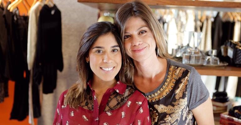 Na capital federal, Janaína Kelly e Carla Pebe conferem coquetel de apresentação de linha feminina de verão. - -