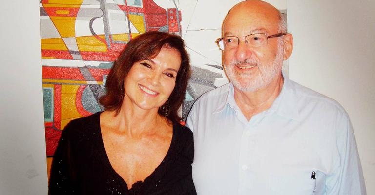 Magie Hering recebe o dono de livrarias Pedro Herz no vernissage de sua primeira mostra individual, em SP. - -