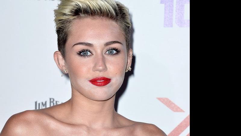 A atriz e cantora Miley Cyrus errou a mão na maquiagem e ficou parecida com o Coringa - Frazer Harrison/Getty Imagens