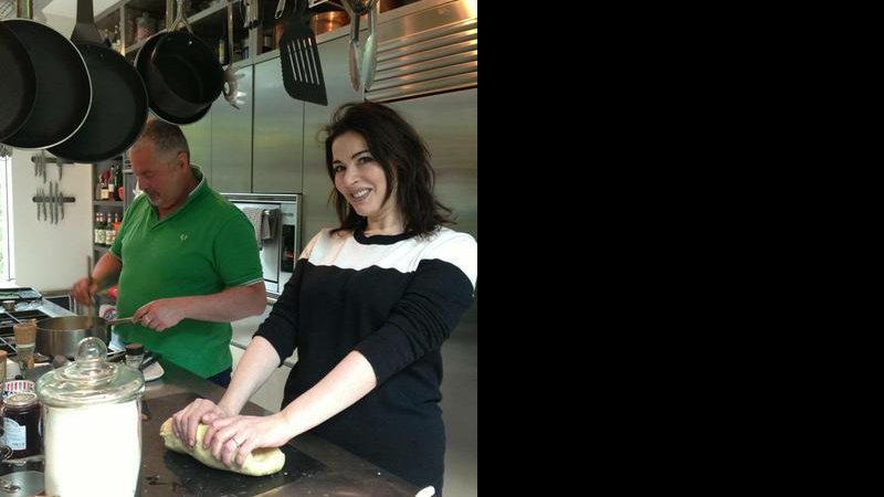 Nigella Lawson prepara coxinha em sua casa com ajuda do brasileiro Helio Fenerich - Reprodução/Facebook