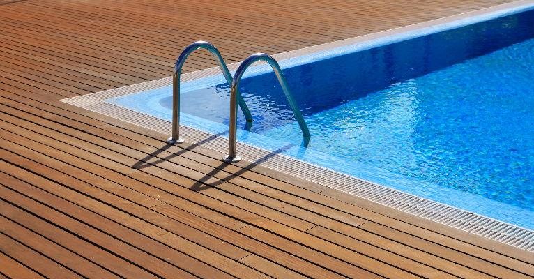 Os decks de madeira e de PVC são muito diferentes uns dos outros - Shutterstock