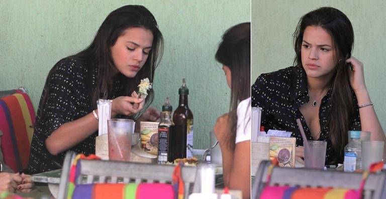 Bruna Marquezine almoça salada na companhia da mãe - Delson Silva / AgNews