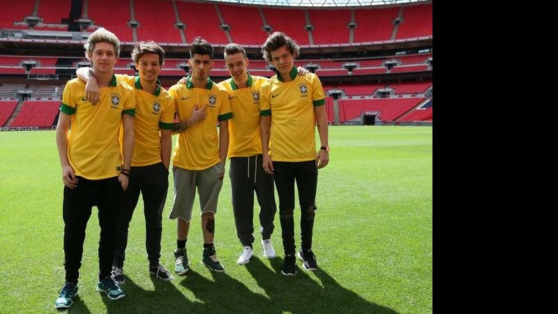 Os integrantes do One Direction posam com camisas da Seleção Brasileira - Divulgação/Time For Fun