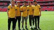 Os integrantes do One Direction posam com camisas da Seleção Brasileira - Divulgação/Time For Fun