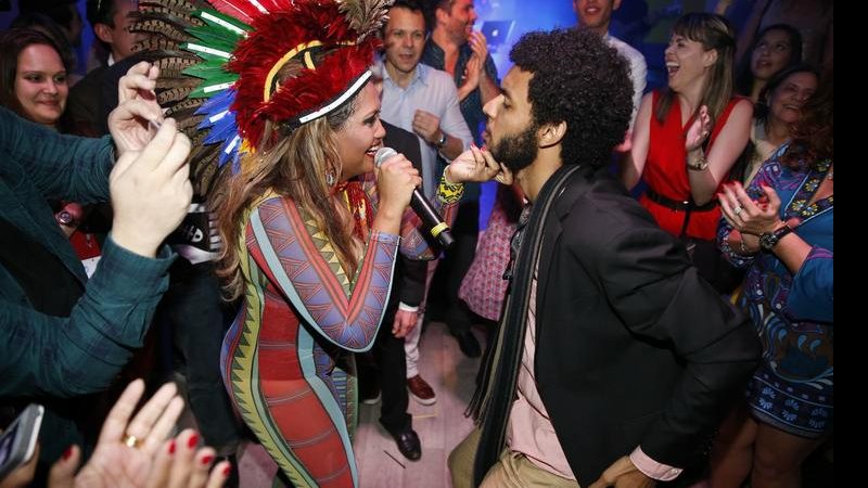 Dez quilos mais magra, Gaby Amarantos usa roupa e colar colorido durante show em Cannes - Felipe Panfili/AgNews