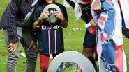 David Beckham exibe o troféu de campeão francês com os filhos - Gonzalo Fuentes