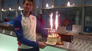 Novak Djokovic ganha bolo de aniversário surpresa de sua equipe - Reprodução/Facebook