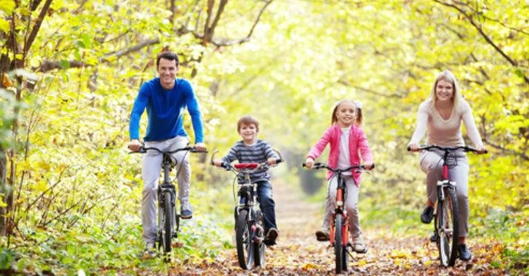 Incentive seu filho. Não adianta cobrar que ele faça exercício se você também não faz - Shutterstock