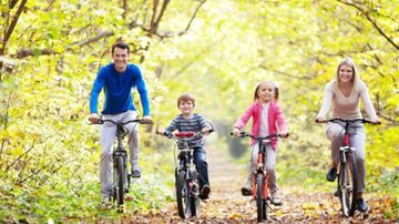 Incentive seu filho. Não adianta cobrar que ele faça exercício se você também não faz - Shutterstock