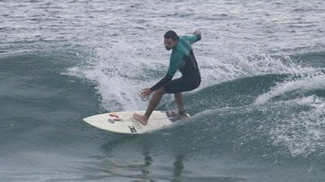 O ator Cauã Reymond faz manobra em onda na Barra da Tijuca, no Rio - Dilson Silva/AgNews