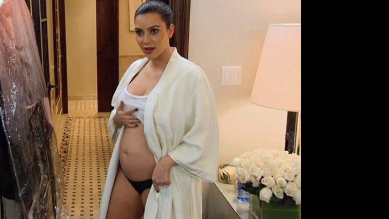 De roupão e lingerie, Kim Kardashian barriga - Reprodução