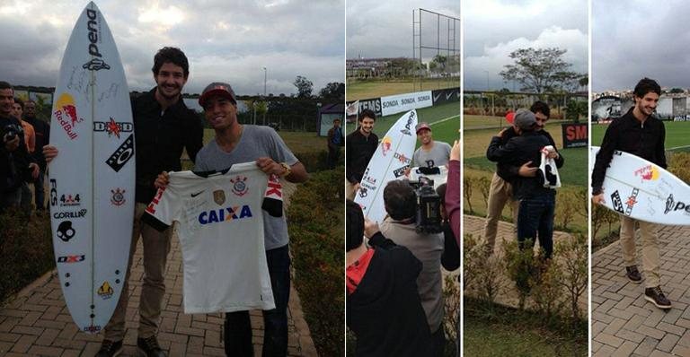 Alexandre Pato ganha prancha de Mineirinho e retribui presente com uma camisa do Corinthians - Reprodução/Facebook