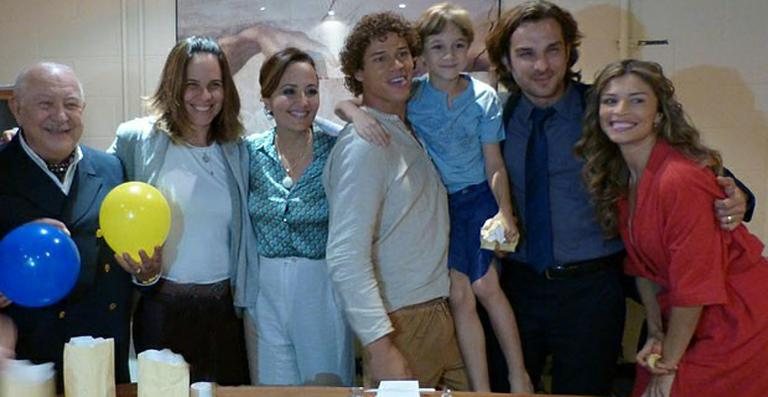 José Loreto com o elenco de 'Flor do Caribe' em seu aniversário de 29 anos - Reprodução / TV Globo