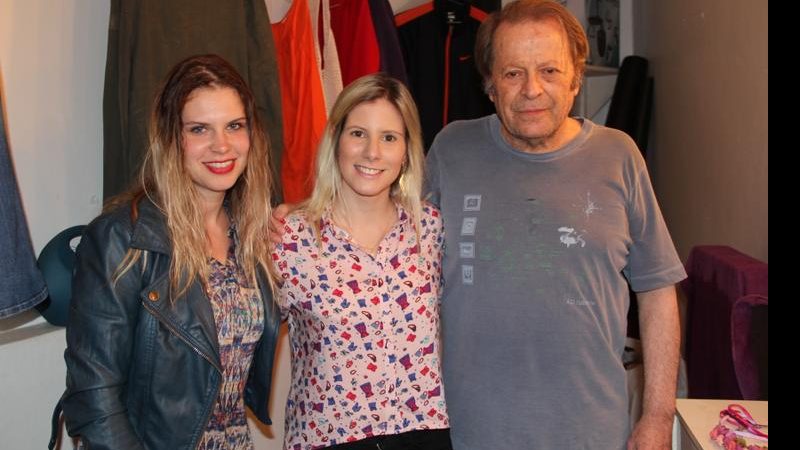 Caroline Figueiredo e Carlos Vereza recebem a atriz Evelyn Montesano (ao centro) no camarim - Divulgação