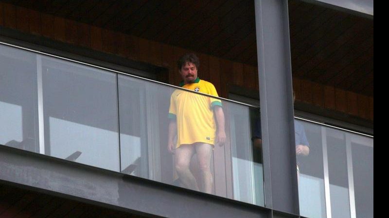 Ator Zach Galifianakis é clicado com uma camisa da Seleção Brasileira - André Freitas/AgNews