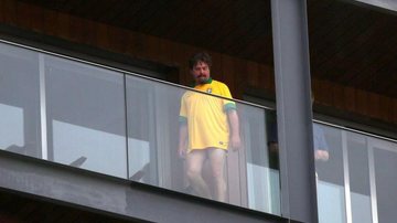 Ator Zach Galifianakis é clicado com uma camisa da Seleção Brasileira - André Freitas/AgNews