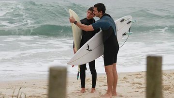 Vladimir Brichta e o enteado Felipe na praia da Macumba - Dilson Silva/AgNews