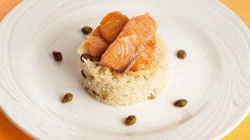 Salmão com arroz à alcaparra - André Ctenas