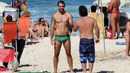 Juliano Cazarré curte manhã de sol em praia no Rio de Janeiro - Wallace Barbosa/AgNews