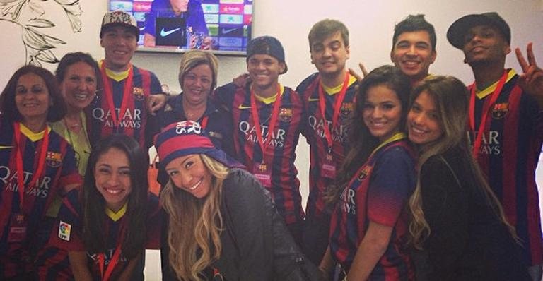 Bruna Marquezine posa com a camisa do Barcelona ao lado da irmã de Neymar - Instagram/Reprodução