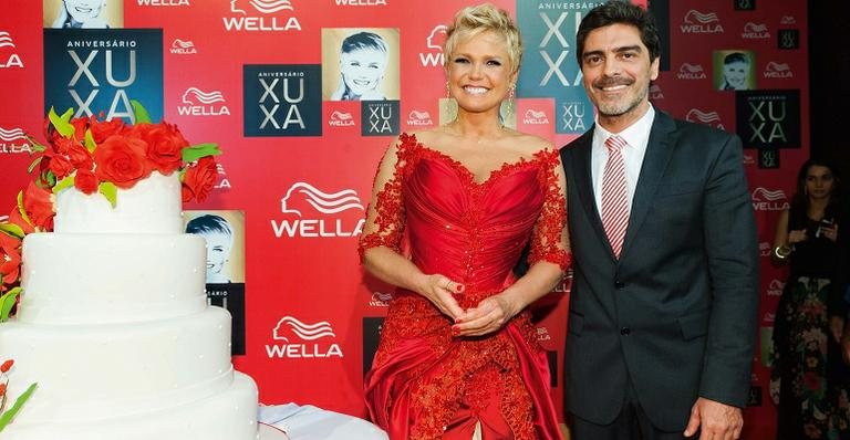 O casal, que iniciou o romance após participação do ator e cantor no TV Xuxa, em dezembro, troca carinhos e beijos. - Caio Guimarães