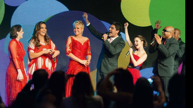 A estrela chora com o Parabéns puxado por Junno entre Deborah Secco, Ivete Sangalo, Sandy e Buchecha - Caio Guimarães e Samuel Chaves