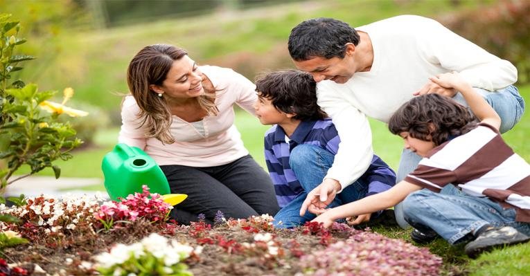 Os bons hábitos dos pais são a melhor maneira de ensinar os filhos a respeitar a natureza - Sutterstock