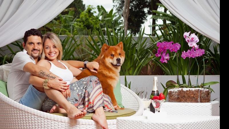 Na chácara em Limeira, SP, o astro da dupla com o irmão Hudson e a eleita curtem a chow
chow Mel às vésperas do badalado casamento - Murilo Constantino