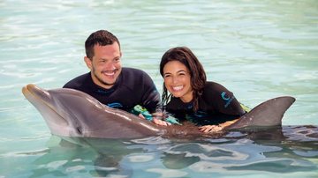 Casados há oito meses, a atriz e cantora e o advogado brincam com golfinho no Dolphin Cay, um dos maiores habitats do mundo - -