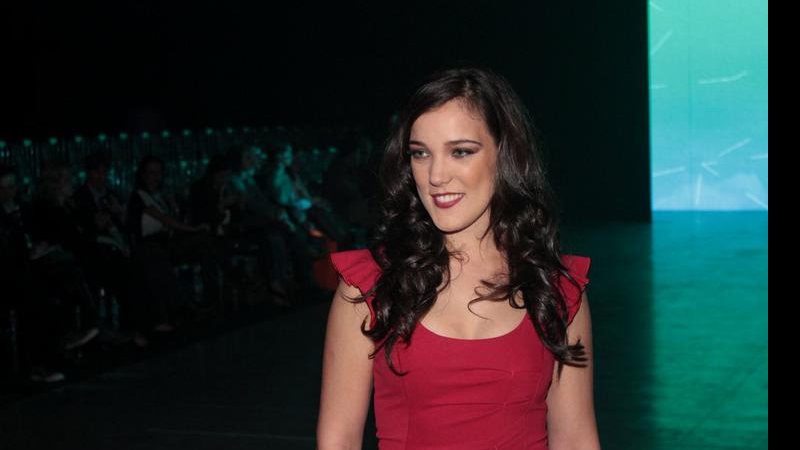 Adriana Birolli atraiu a atenção do público em um evento de moda em Curitiba - Léo Franco/AgNews