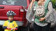 Observado pela babá, o primogênito de Gisele se diverte com o patinete, devidamente protegido. A caçula Vivian em caminhada no ‘canguru’ - Stickmann