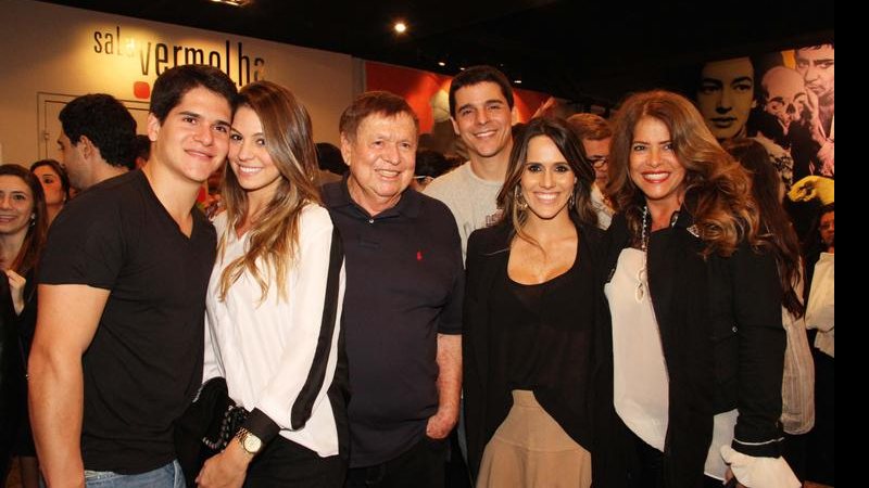 Fernanda entre o casal Bruno Boni e Johanna Knoppo, o sogro, Boni, o marido, Diogo, e Lou - Pedro Paulo Figueiredo