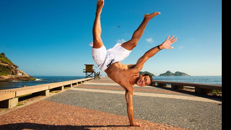 O ator, que vive o skatista Jonas em Sangue Bom, brinca no Píer da Barra, Rio, onde aos 5 anos levou um grande choque - Selmy Yassuda