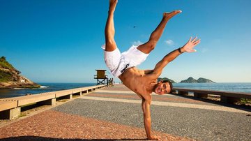 O ator, que vive o skatista Jonas em Sangue Bom, brinca no Píer da Barra, Rio, onde aos 5 anos levou um grande choque - Selmy Yassuda