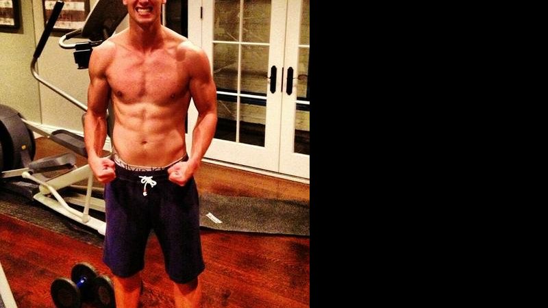 Patrick Schwarzenegger tem treinado quase todos os dias para ficar com o corpo sarado para o verão - Reprodução/Twitter