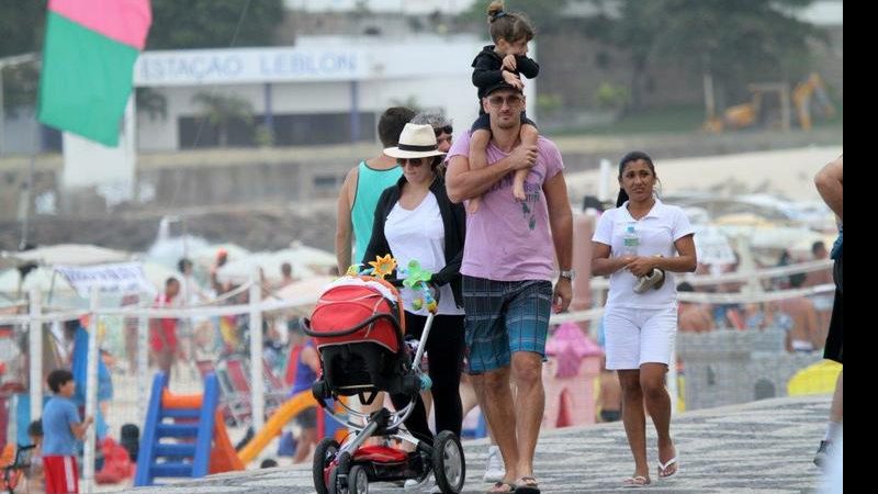 Nalbert e Amandha Lee caminharam com as crianças pela orla do Leblon - Andre Freitas/AgNews