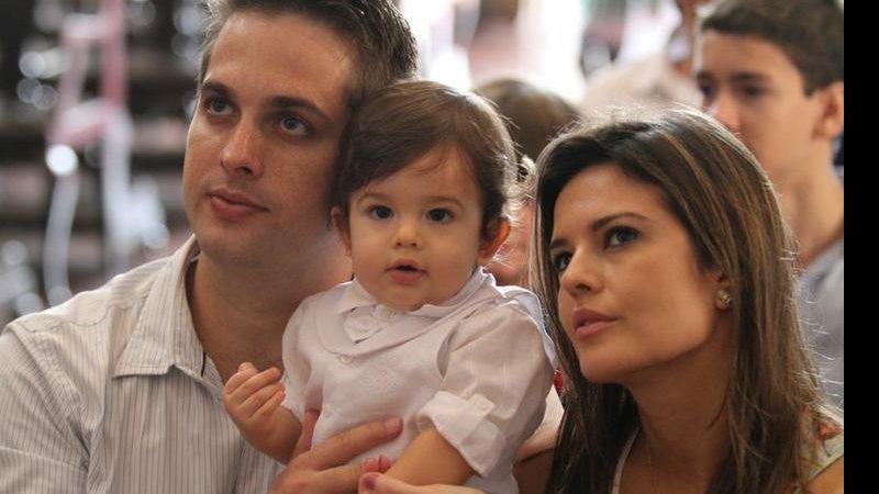 A atriz Raquel Nunes e o marido, Bruno Novaes, seguram o filho Arthur - Anderson Borde/AgNews