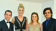 Ana Hickmann abrilhanta evento de empresa de marketing, representada por Luiz Francisco Pinto (à esq.), com a mulher, Ariane Riguetti Pinto, com o alfaiate João Camargo, em espaço de SP - -