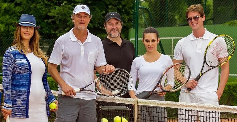 Tenistas CARAS/Peugeot preparam-se para o saque durante o treinamento. Calloni e Guilhermina desafiam Marcello e Cleo em uma partida no TCP antes de ir a Roland Garros. Jonatas em entrevista para a TV CARAS em pausa do jogo. - Martin Gurfein