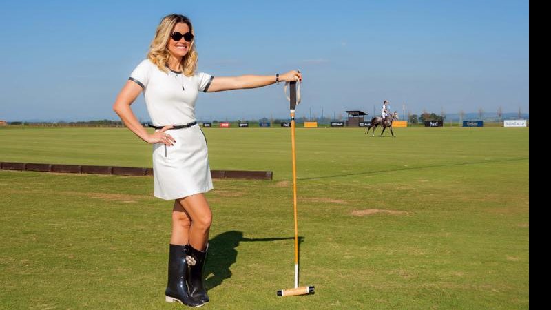 A atriz esbanja charme na final da São José Copa Ouro Polo 2013, em Indaiatuba, no interior de São Paulo. Além de considerar o esporte nobre, Flávia destaca a sua paixão pelos cavalos - Samuel Chaves/S4 PHOTO PRESS