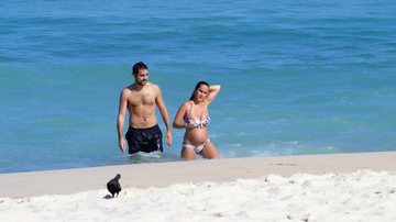 Casal curte mar no Ro - Wallace Barbosa