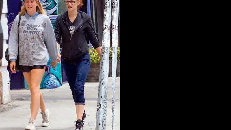 Kristen passeia pelas ruas de Los Angeles com amiga - The Grosby Group