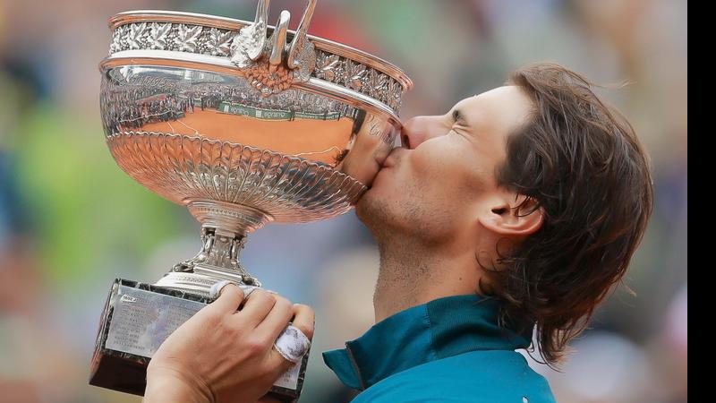 Rafael Nadal beija seu troféu - -