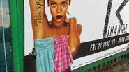 Moradores de Dublin cobrem cartazes que mostram seios de Rihanna - Reprodução/Twitter