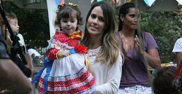 A atriz Fernanda Pontes e a filha, Malu, se divertem em festa junina no Rio - Delson Silva/AgNews