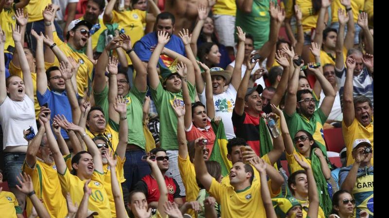 A torcida brasileira enche o estádio Mané Garrincha para o primeiro jogo do Brasil na Copa das Confederações 2013 - Reuters