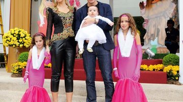 O apresentador da Record com a mulher e a filha Helena entre as aniversariantes Maria e Clara, de Miss Piggy - Francisco Cepeda/AgNews