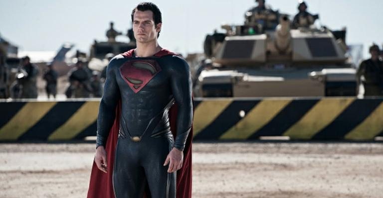 Henry Cavill em cena do filme O Homem de Aço - Divulgação